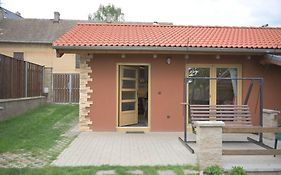 Útulný domek v zahradě v Unhošti nedaleko letiště